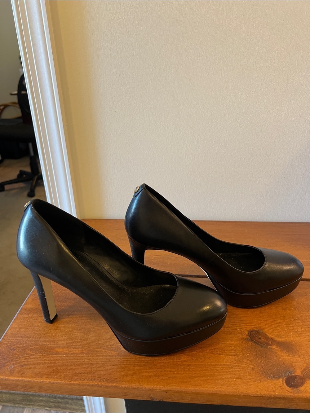 Michael Kors Black Leather pumps with platform 8 M excellent condition. No marks - Picture 2 of 5